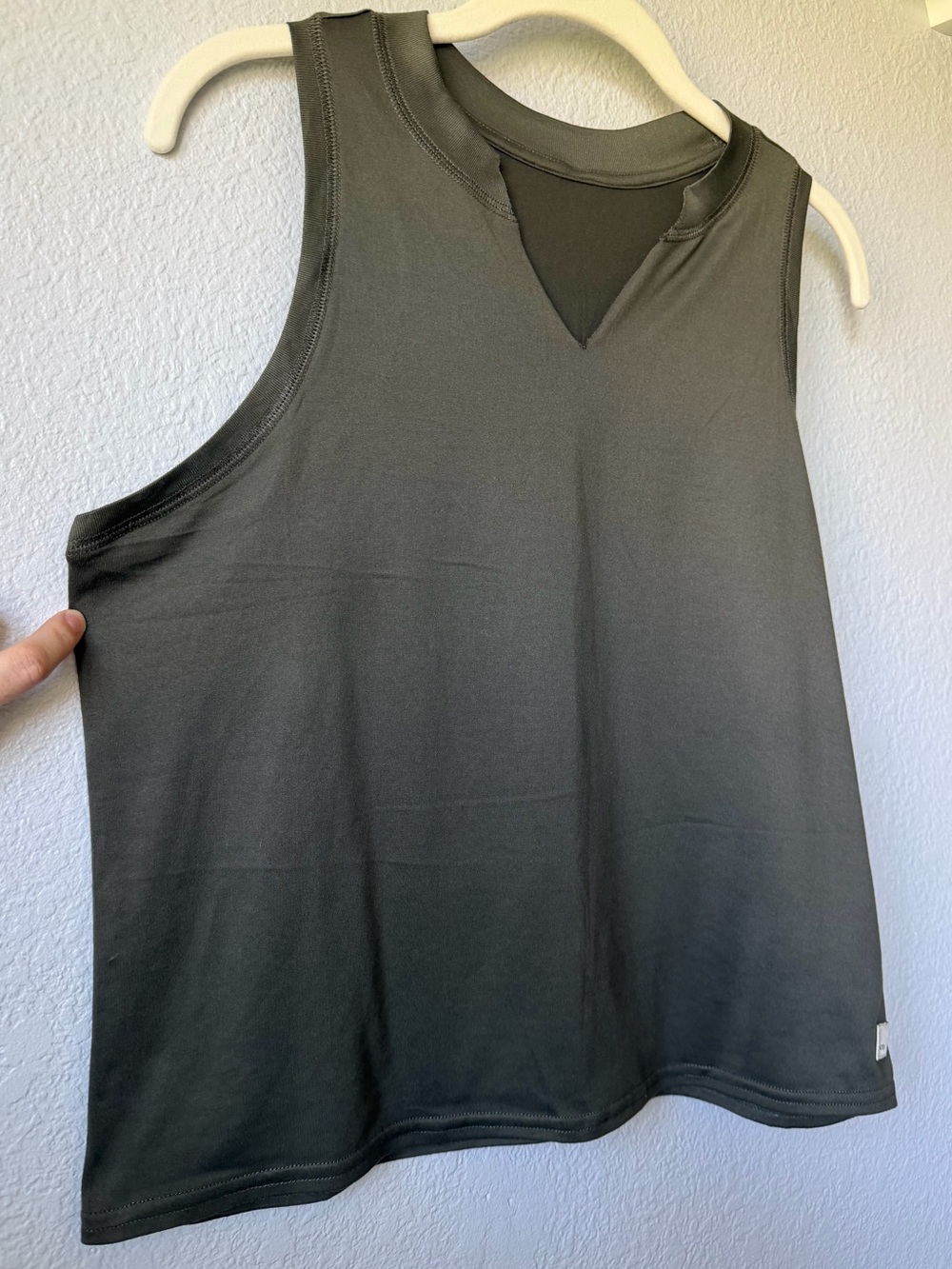 Vuori Energy Tank Womens Medium Custom Notch V-Neck Olive Green Athletic Top EUC - Picture 12 of 12